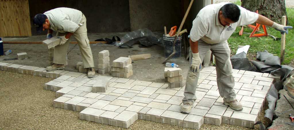 landscaping services crew photo