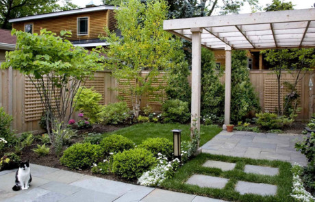 small backyard with bluestone patios, grid pergola and grid lattices